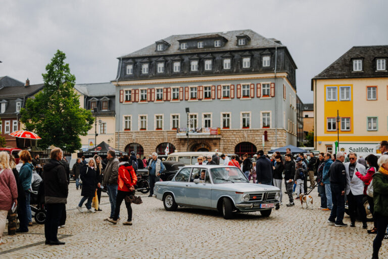 Faszination Automobilgeschichte: Die Oldtimer der „Hatz auf die Katz“ erobern den Saalfelder Markt